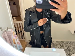 Oversized skinnjacka  - Storlek S. Knappt använd.