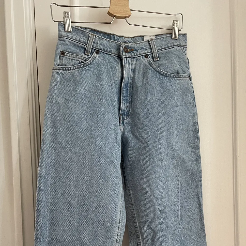 Vintage jeans i storlek 28/32 men skulle säga att de är mer en 25/26 i midjan och 30 i benen då de är avklippta. . Jeans & Byxor.