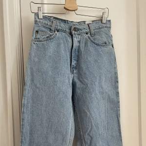 Vintage jeans i storlek 28/32 men skulle säga att de är mer en 25/26 i midjan och 30 i benen då de är avklippta. 