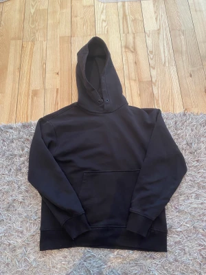 Zara hoodie  - Supersnygg svart hoodie från Zara, Herr avdelningen. Storlek S