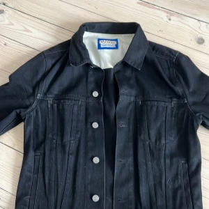 Äldre acne studios jeans jacka - Acne Studios jeans jacka i svart. Cond 6/10 använd en del (lite skrynklig o solblekt) men inga hål eller fläckar. Nypris 2500kr?