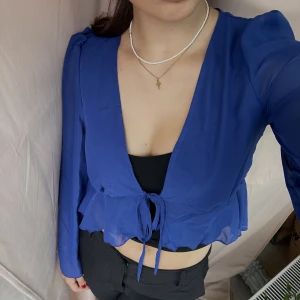 Blå volang topp 💙 - En helt oanvänd volang topp i storlek M. Säljer då jag ej kommer få användning för den💙