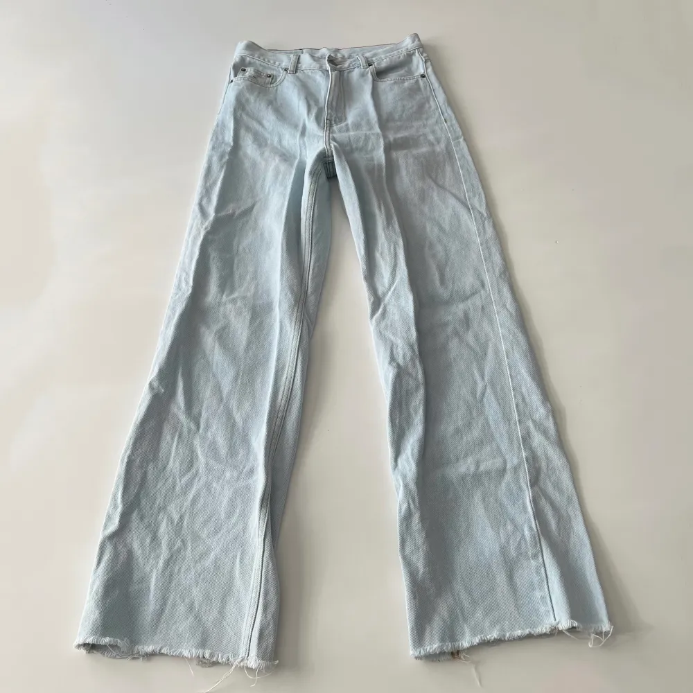 Högmidjade vida Dr.Denim jeans. Midjemått: 74 cm. Innerbenslängd: 80 cm. Den har några ljusa fläckar som jag kan skicka bild på, därav priset. Min vän på bilderna är 161 cm 🖤 Skriv privat för mer bilder! . Jeans & Byxor.