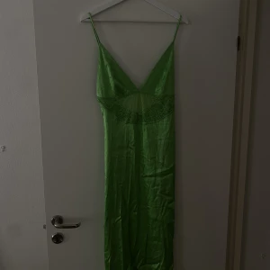 Klänning från zara  - Helt oanvänd, passar inte mig därav säljer jag den:)