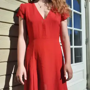 Röd klänning från Bik Bok. Klänningen har inga fläckar och är hel.