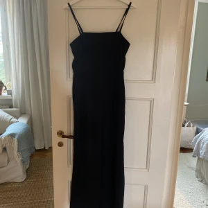 Svart byxress Weekday - Svart byxdress stlk 36 från Weekday. Dragkedja bak och fickor fram. 