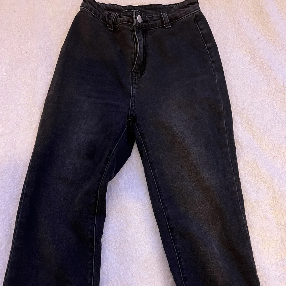Ett par jätte fina svarta bootcut jeans i mycket bra skick då de är oanvända! 💕💕. Jeans & Byxor.