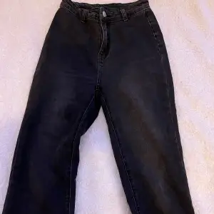 Ett par jätte fina svarta bootcut jeans i mycket bra skick då de är oanvända! 💕💕