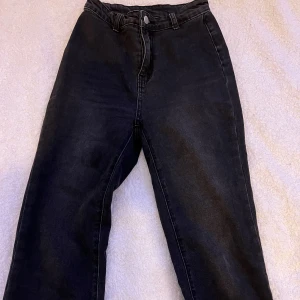 Jeans  - Ett par jätte fina svarta bootcut jeans i mycket bra skick då de är oanvända! 💕💕