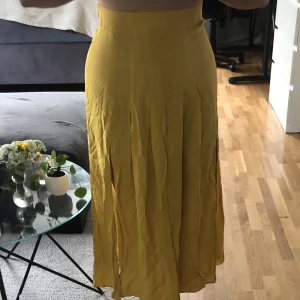 Långkjol - Superskön långljol 🌼 med två slitsar, lite ”räfflad” där fram. Aldrig använd 🌼