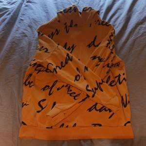 En gul/orange hoodie