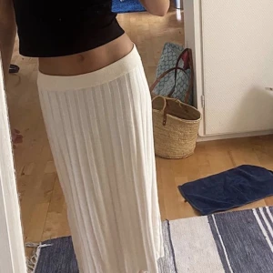 Vit randig långkjol - Säljer denna jättegulliga Långkjol från Lindex då jag inte har användning för den ❤️ som ny
