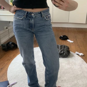 Jeans från Gina - Modellen perfekt jeans i storlek 32, inte mycket använda inga defekter. Är 162 cm lång 