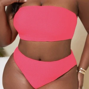 Bikini  - Oanvänd bikini , färgen är gudomligt fin!! Mycke starkare färg i verkligheten och är stretch i.   27/8 sänkt från 120kr till 80kr