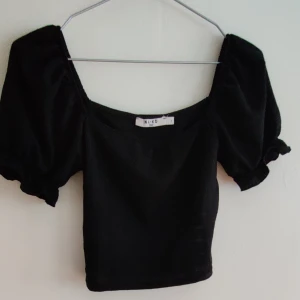 Topp med puffärm - 🌷topp från NAKD 🌷strl S, passar även M 🌷Inget att anmärka på kvaliteten