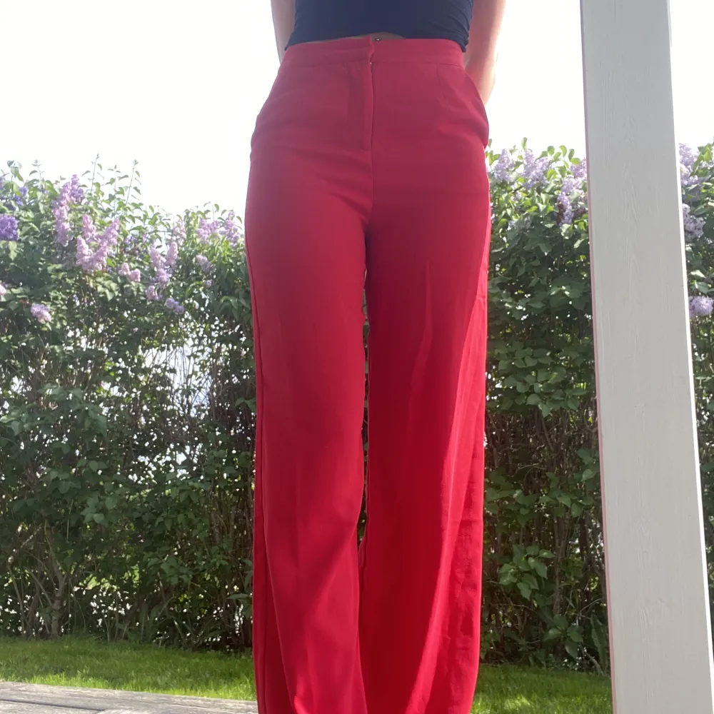 Röda kostymbyxor från Nelly storlek 34 men passar 36. Jeans & Byxor.