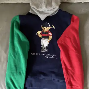 En polo bear hoodie som har använts få gånger. Det är bra kvalite på tröjan.