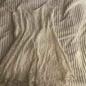Vit klänning i lager med spets 