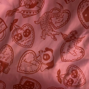 Fuck Off Valentine klänning - Skitsnygg klänning i rosa med rött print av anti- valentines design 