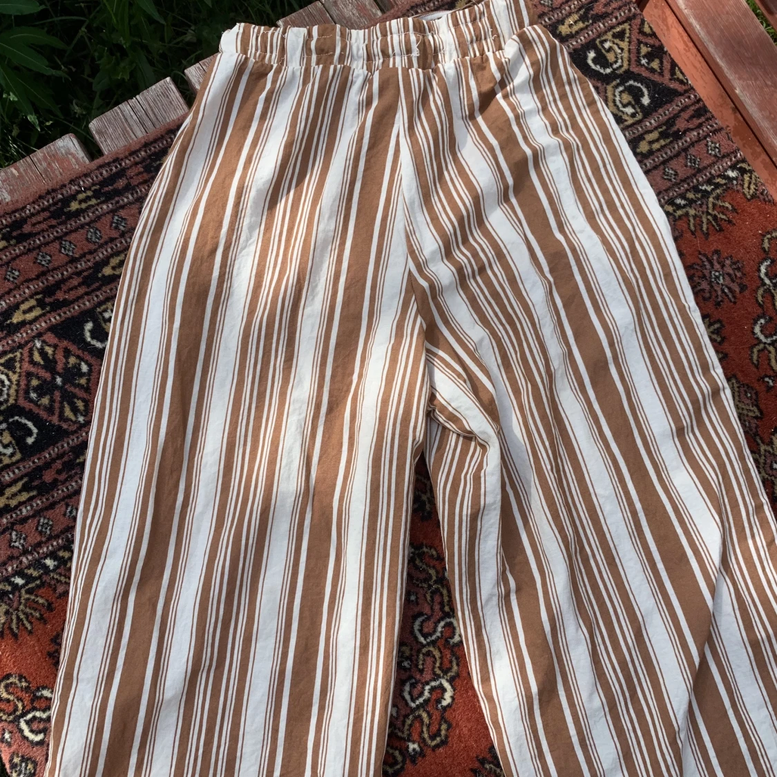 Snörade, vida byxor  - 90