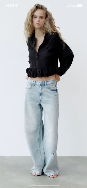 Blus  - Säljer denna fina blusen från zara, endast använd 4-5ggr! Blusen är i stl M men nassar mig som bär S, köpte för 399kr. Just nu är blusen på rea på zara och säljs för 279, men jag säljer den för 250!