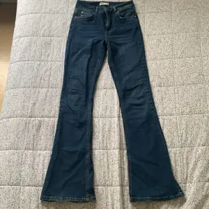Marinblåa Lågmidjade jeans, ej använda så mycket, kommer som nya och passar även till korta kvinnor, köparen står för frakten