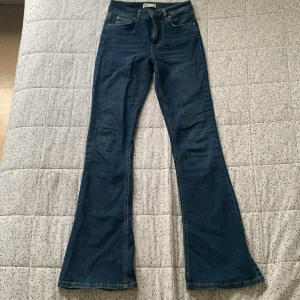 Lågmidjade bootcut jeans - Marinblåa Lågmidjade jeans, ej använda så mycket, kommer som nya och passar även till korta kvinnor, köparen står för frakten