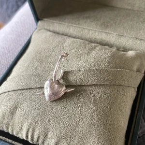 Maria nilsdotter örhänge - Inte säker på om jag vill sälja vill se hur mycket jag kan få för det. Väldigt nytt. Nypris är runt 2300 