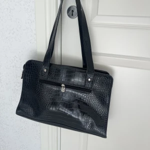 Vintage  - Säljer en fin läder/skinn väska. Märket är okänt. Kan vara esprit💞