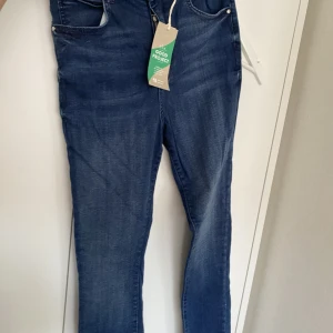 Jeans - Jeans från Gina tricot i modellen Curve.  Helt oanvända enbart provade, prislapp kvar. Nypris 499kr. I en mörkare blå färg. Smala i benen och stretch. 