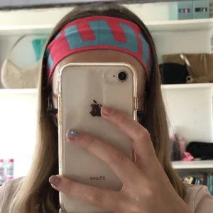 Rosa pannband - Rosa pandband med turkos text ( Salming ) vet inte riktigt stl men väldigt stretchiigt så passar dom flesta 💗💗