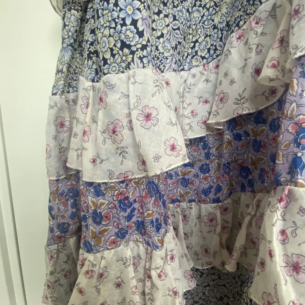 Säljer min fina mönstrade kjol från Maje! Köpte den i somras i Nice för ca 260 euro🩷. Kjolar.
