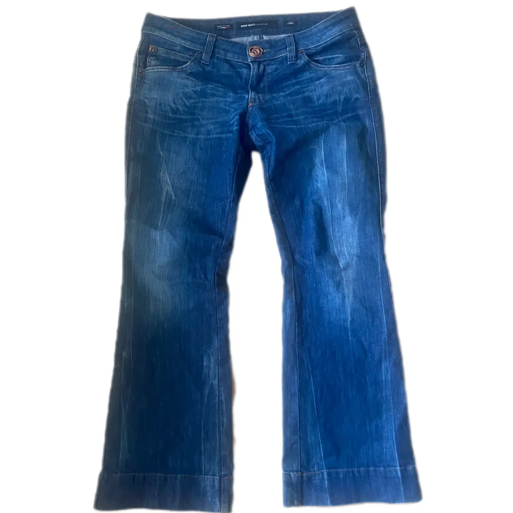 Tvär snygga miss sixty jeans😍😍står storlek W 32 och midjemått 43 tvärs över.. Jeans & Byxor.