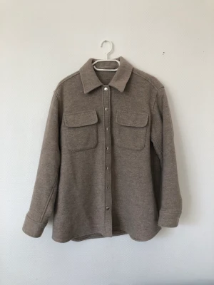Overshirt  - Ull jacka / skjorta från & other stories  Storlek 34 Finns i Malmö eller kan postas Nypris 1300  