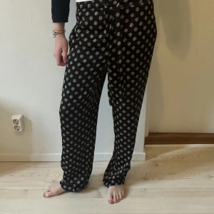 Jättefina satinbyxor!! - Säljer ett par så fina satinbyxor som jag köpte på zara i vintras😍😍. Säljer p.g.a att de tyvärr är för långa för mig som är 157cm.  Bra skick, använda ca 4 gånger  Frakt 49kr