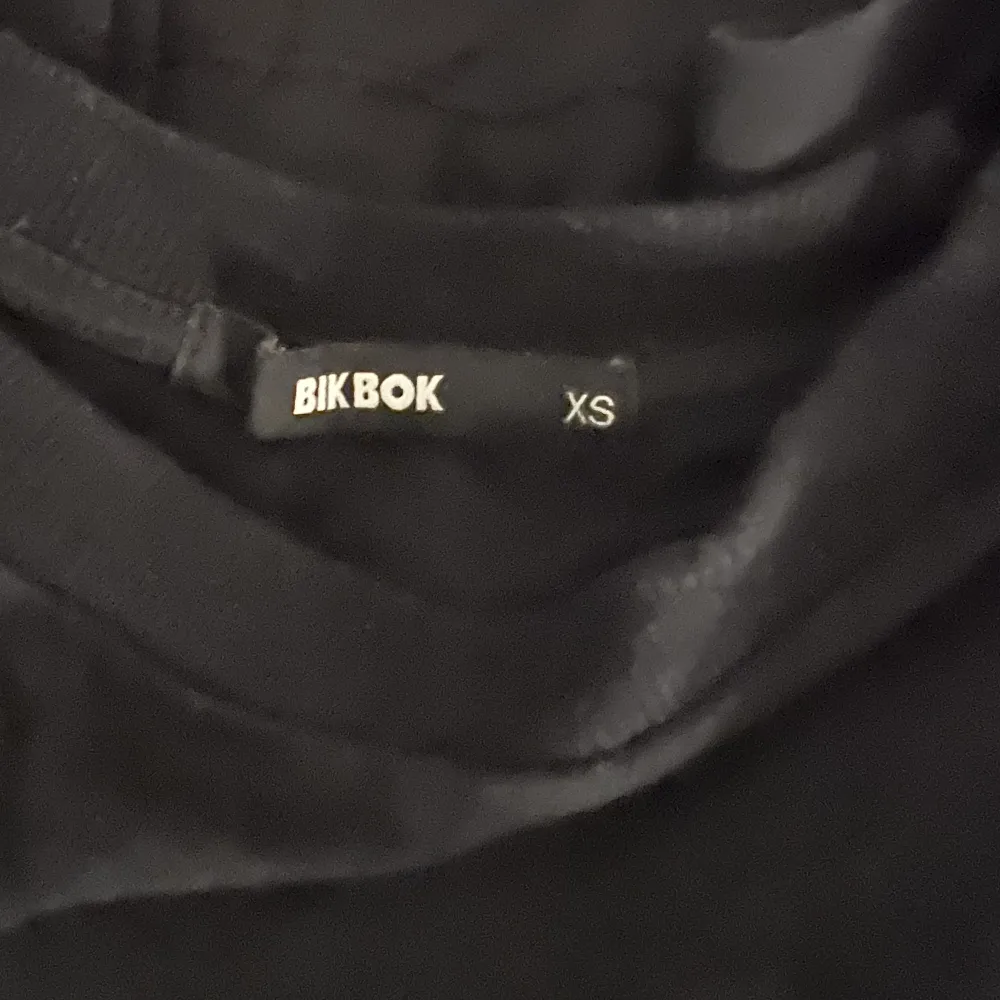En tröja fårn BikBok som inte använd lägre. Hyfsat skick. T-shirts.