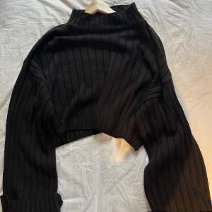 En supersnygg svart stickad tröja med stora ärmar från boohoo🔥i gott skick!