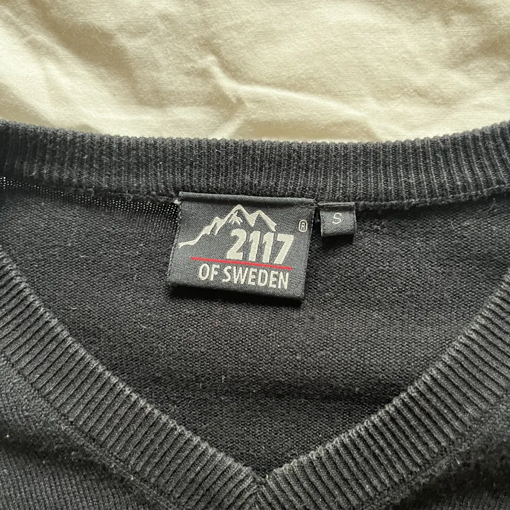 En basic svart sweatshirt med v-neck, är i bra skick. Priset kan diskuteras!. Tröjor & Koftor.