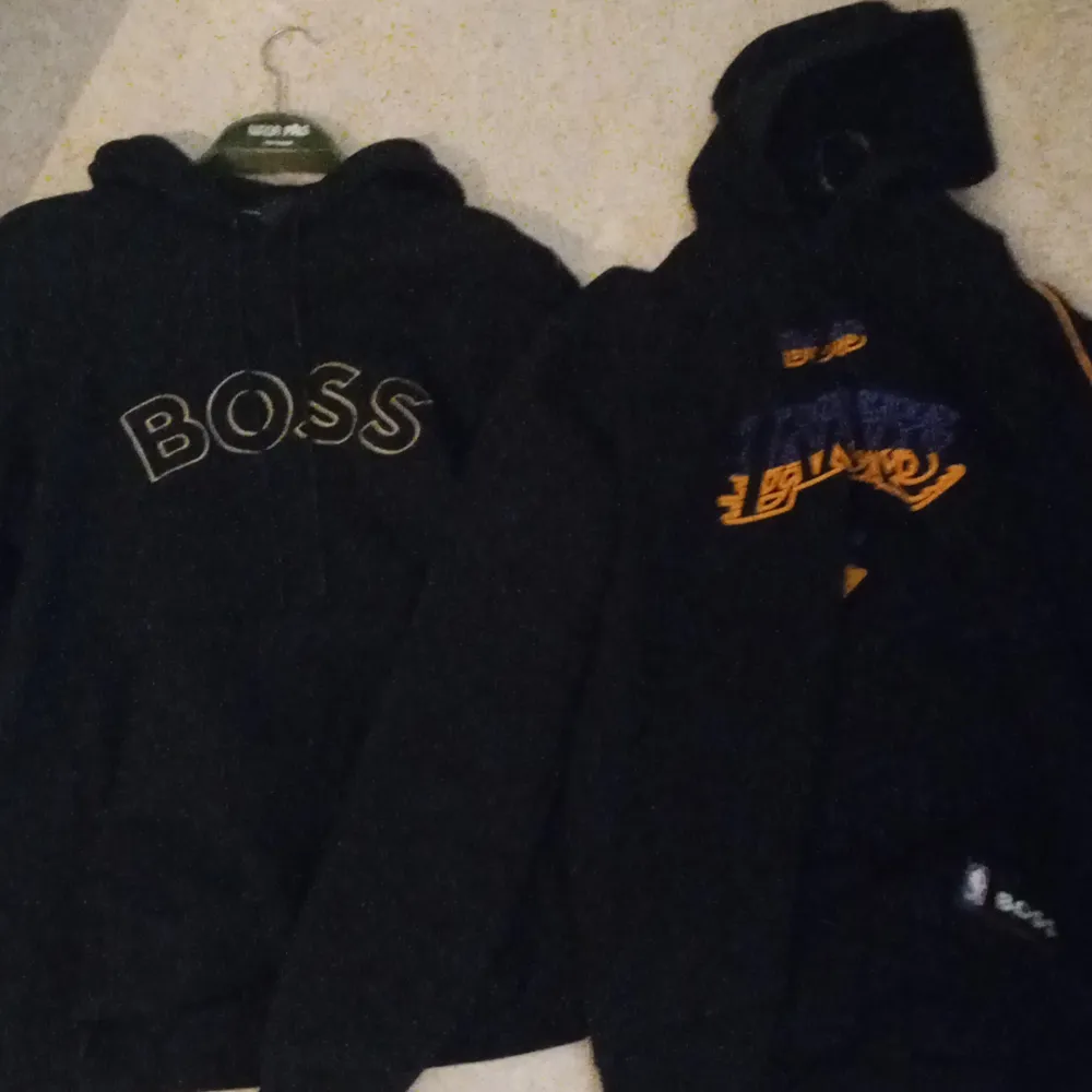 Säljer 2 olika Hugo Boss tröjor för 400 kr styck i storlek M den ena är Lakers Edition . Neuleet.