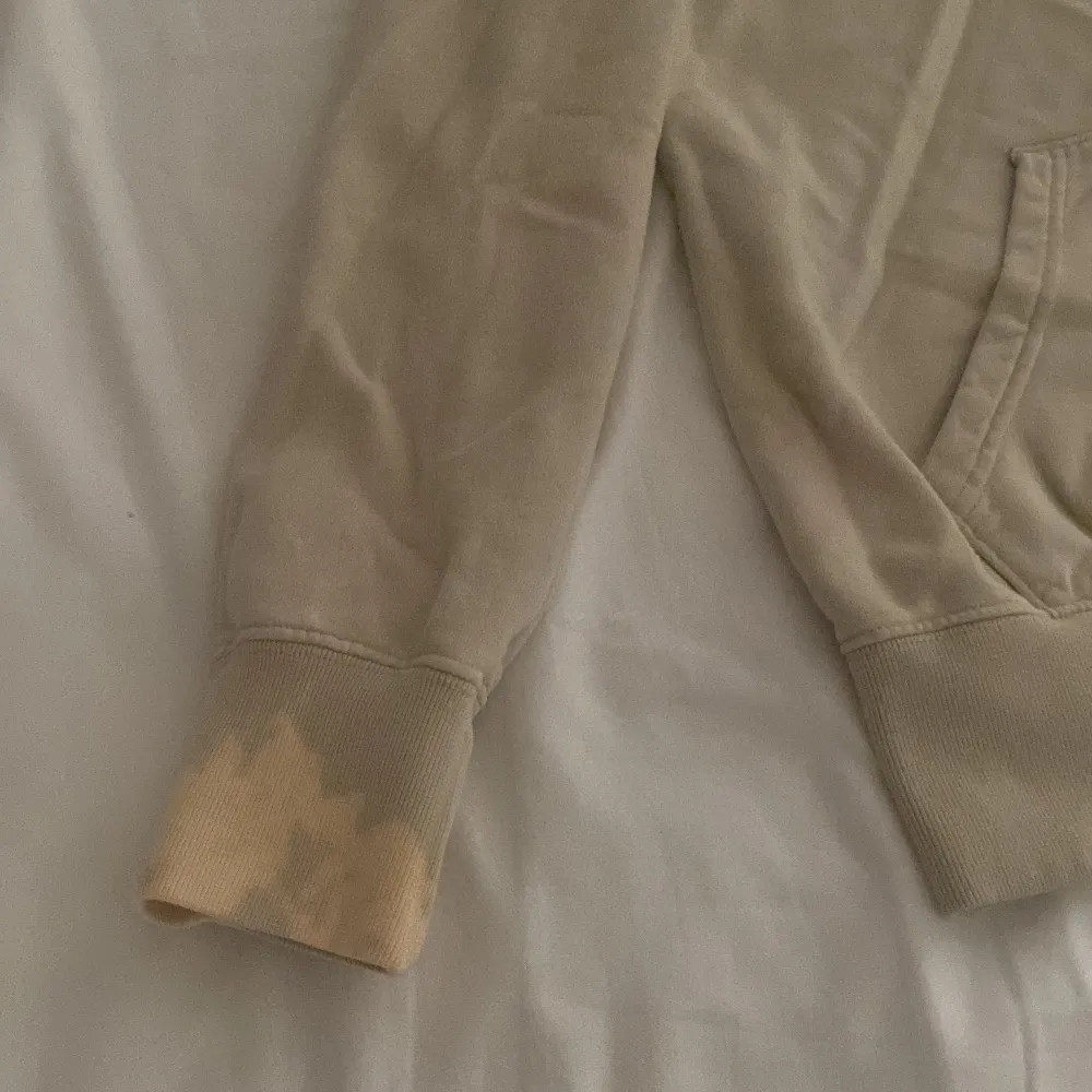 Finns skador Kolla på bilden men bra skick ändå . Neuletakit & Villapaidat.