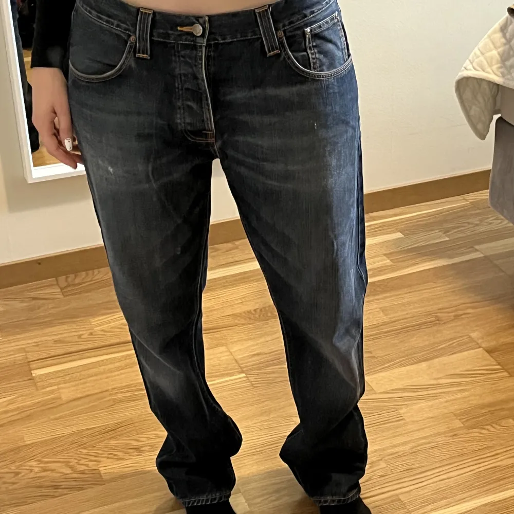 Mörkblåa jeans från Nudie Jeans CO i storlek 36/32. Sitter lite hängigt på mig som har storlek M/L. Inte använt.. Jeans & Byxor.