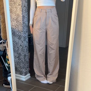 Kostymbyxor  - Vita beiga kostymbyxor ifrån bikbok💛 Använda en gång men inte min stil!!  Stora i storleken så skulle passa en 36 också💛
