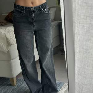 Gråa lågmidjade jeans från NA-KD. Sparsamt använda och i perfekt skick. Jag på bilden är en storlek S, 163cm och de är långa i benen för mig. 