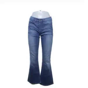 Såååå snygga låg midjade jeans från guees. Säljer då de Tyvör är för korta på mig, jag är 170. Storlek 27, passar som en 36 skulle jag säga
