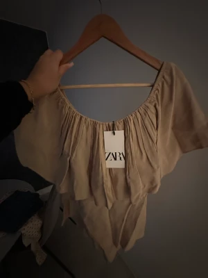 Zara Top!  - Med volang, off shoulder! Aldrig använd. 