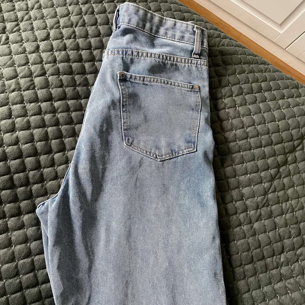 Vida jeans från SHEIN alldrig använda bara provade. Vida i modellen sitter tajtare vid midja. Lösa vid benen. Strk 38 som M. Jeans & Byxor.