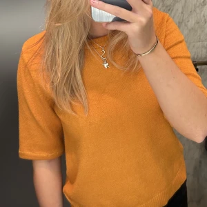 Stickad t-shirt - Fin orange stickad t-shirt från Vila. Storlek L men passar mig som är S/M