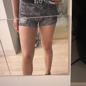 Träningsshorts - Snygga och sköna Använt dessa några gånger men de är i väldigt bra skick💗