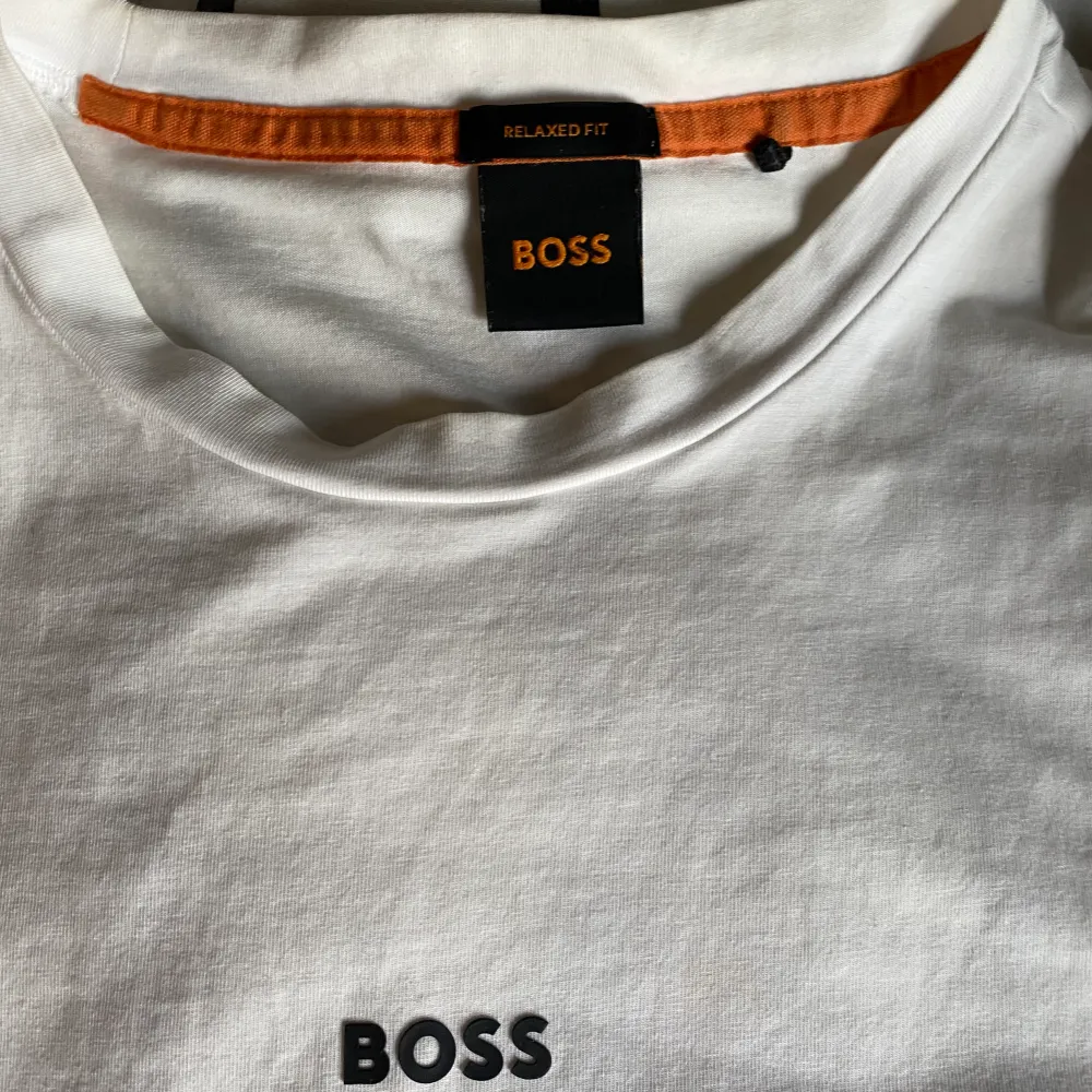 Säljer min boss t shirt som aldrig riktigt kommit till användning  Mycket bra skick kvitto å allt finns . T-shirts.