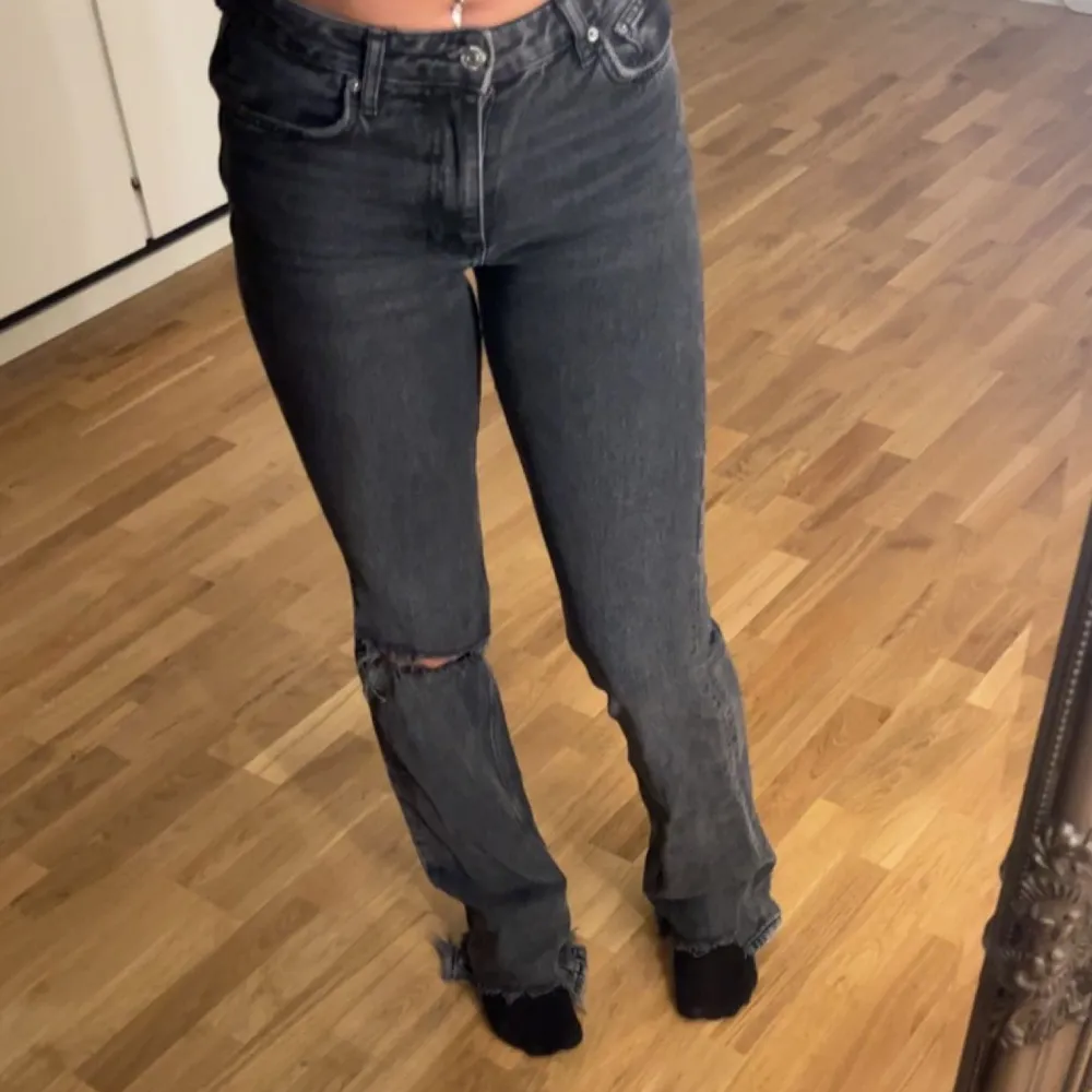 Super snygga jeans från Ginatricot som inte säljs längre, i modellen tall så dom är långa på mig som är 166❤️. Jeans & Byxor.